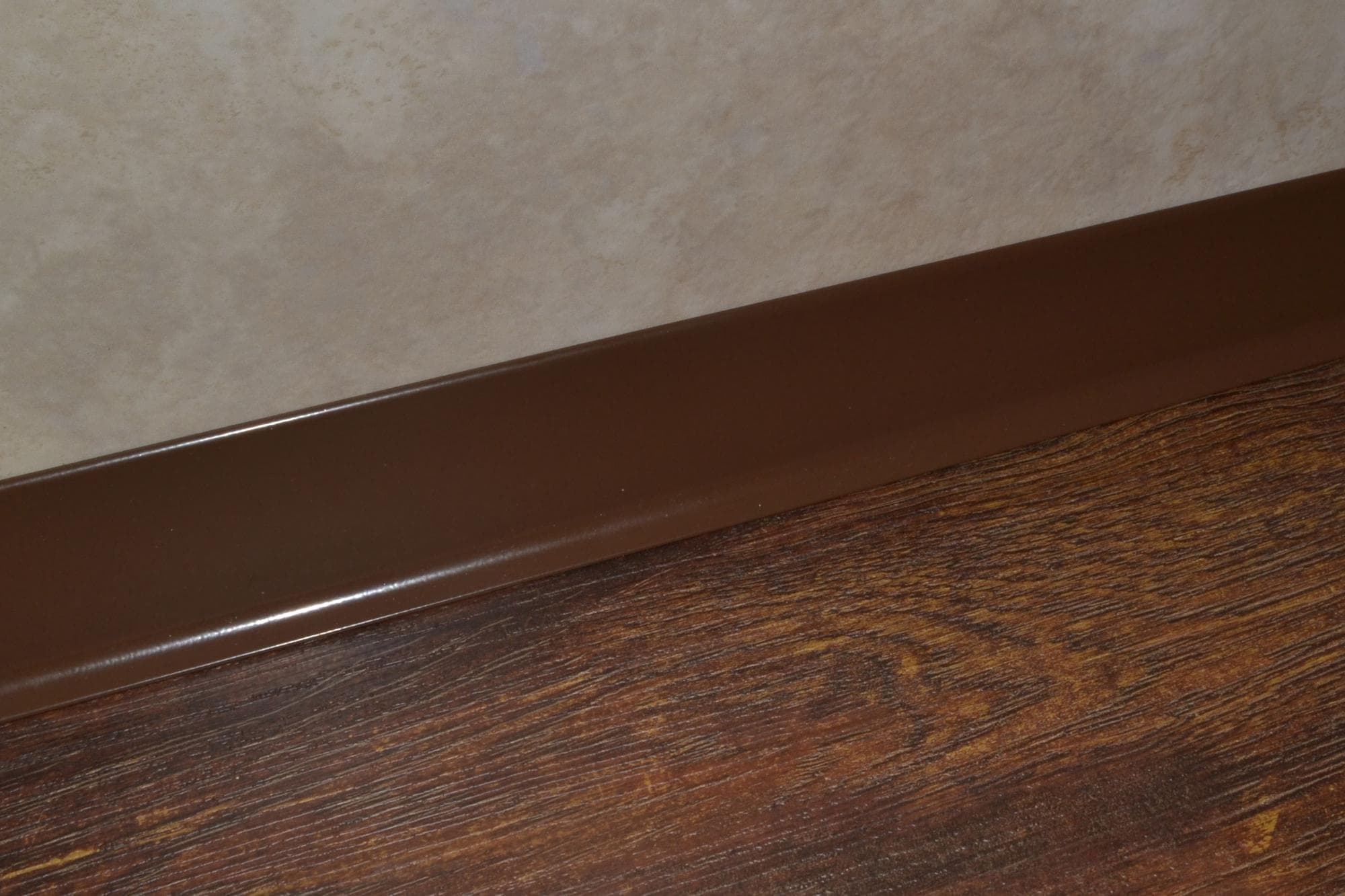 Плинтус алюминиевый L-образный шоколад (2500*11*60 мм) — купить в Саратове